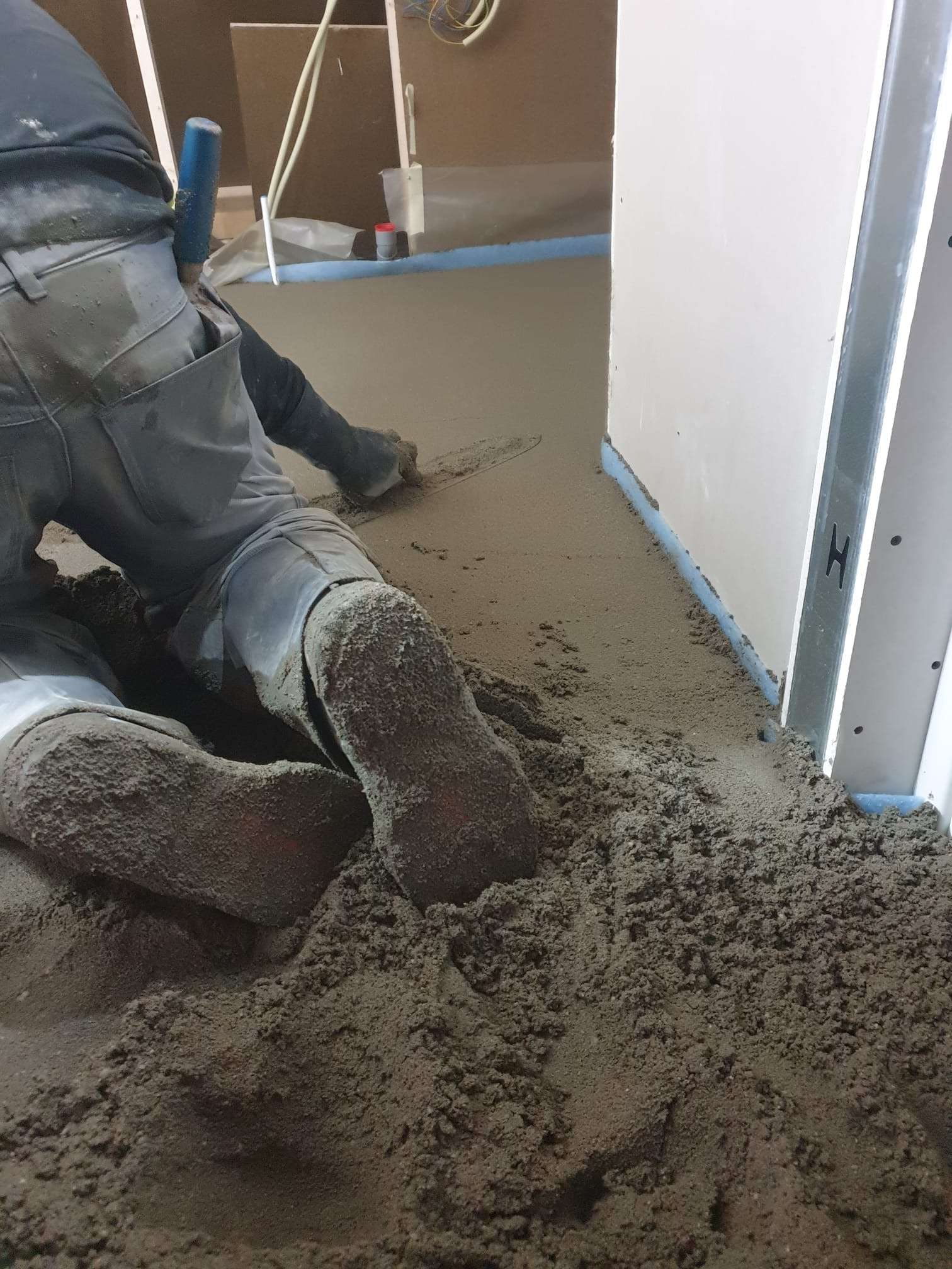 Randisolatie langs de wand tijdens het aanbrengen van de dekvloer