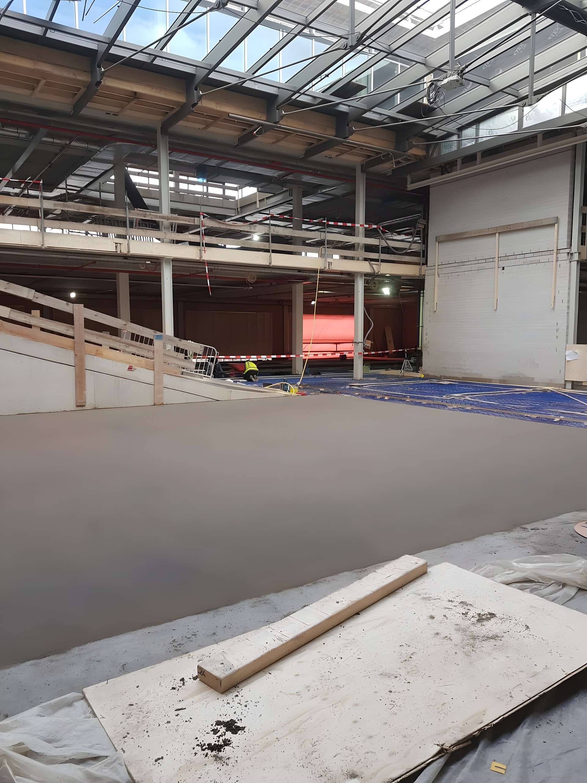 Grote hal met vers gestorte dekvloer