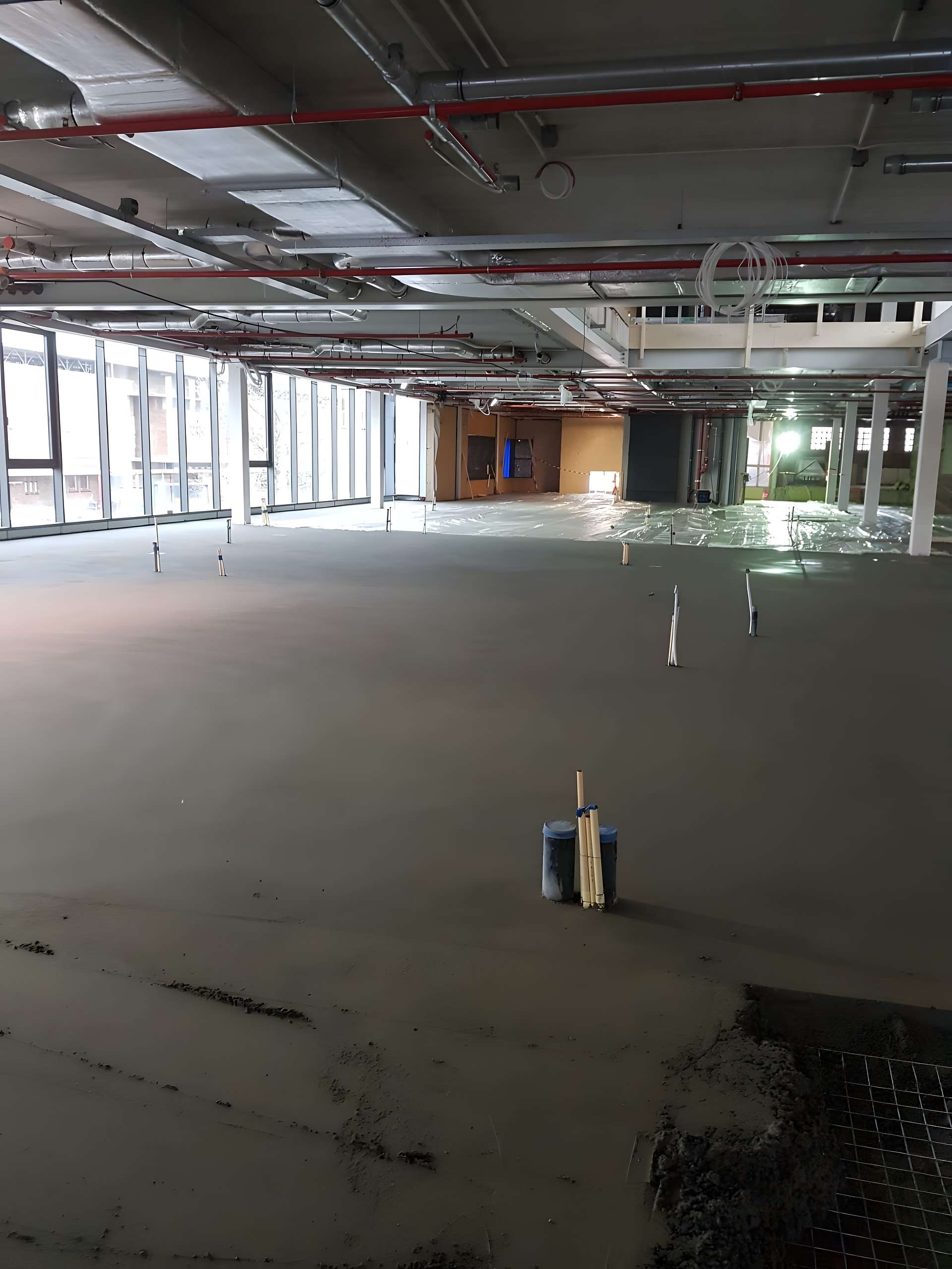 Dekvloer in een bedrijfshal in aanbouw
