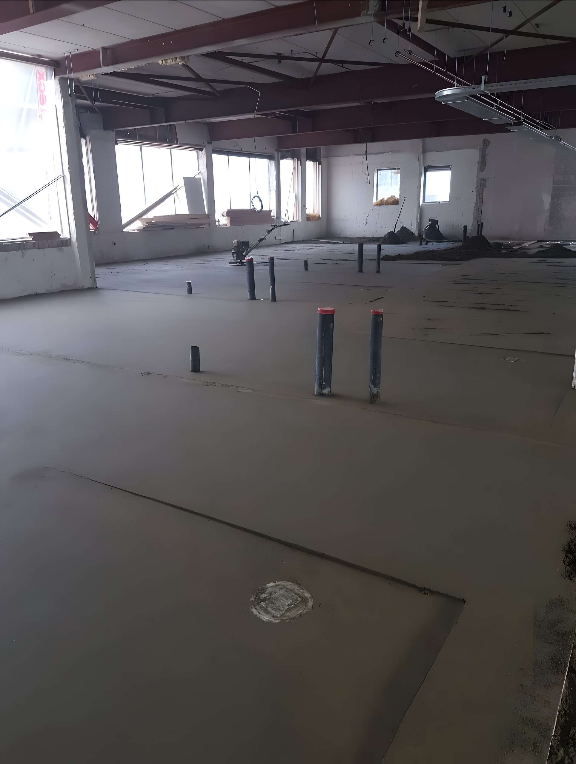 Afgewerkte dekvloer in een hal met kolommen