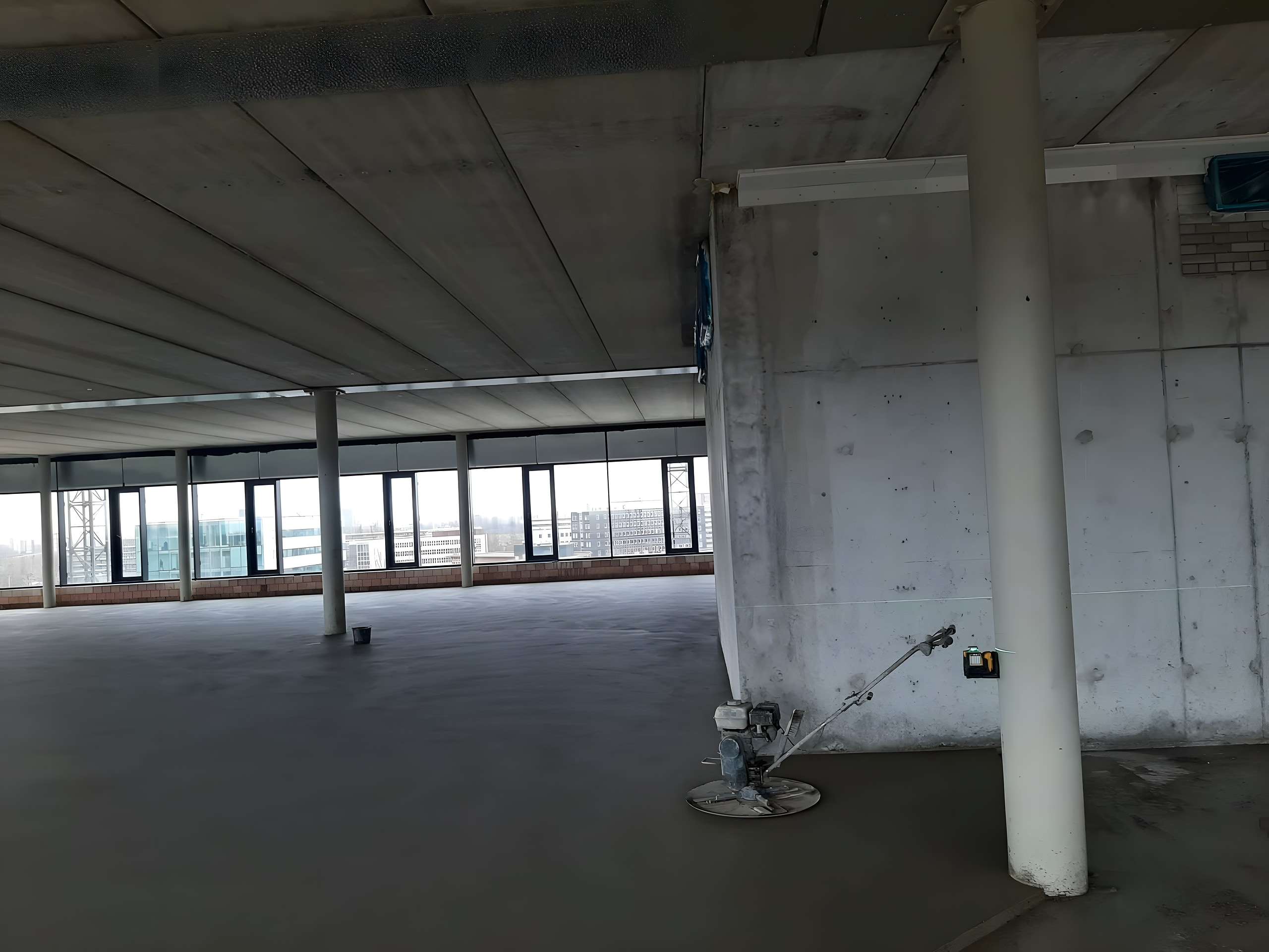 Machinaal afwerken van de dekvloer in een kantoorpand